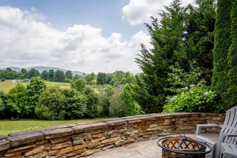 Front-row seats to nature's show – gather 'round the firepit and soak in Asheville's beauty.