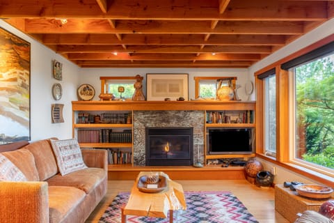 Cozy fireplace and nature's view in the living room.