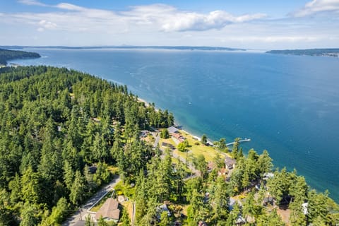 Situated 7 miles south of the historical town of Coupeville, WA, this haven lies approximately 30 minutes away from the Clinton Ferry dock and Deception Pass bridge.