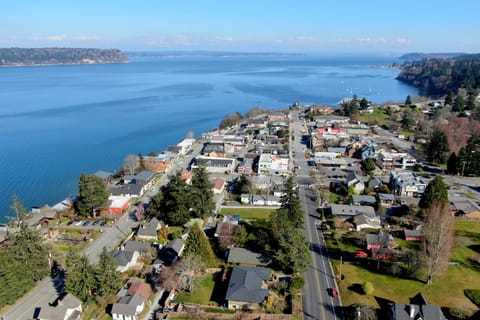 This serene retreat on Whidbey Island offers easy access, placing you mere moments away from the Greenbank Farm.