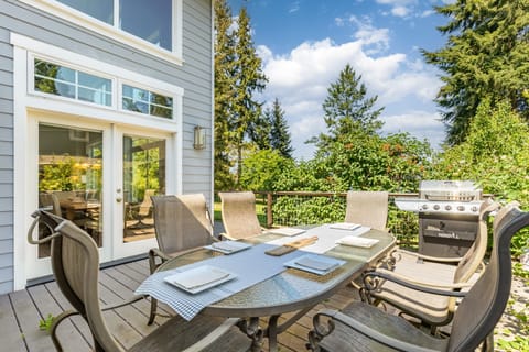 Al fresco dining on the vast deck.