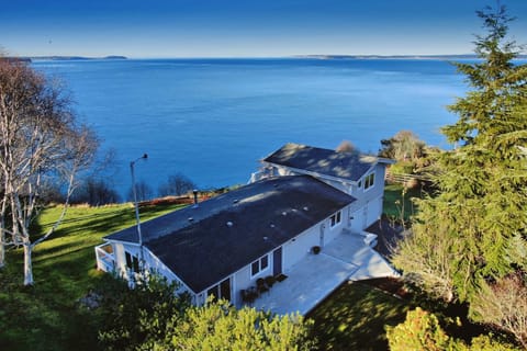 Nestled on an elevated waterfront, this charming residence presents stunning 180° vistas of Admiralty Inlet and the San Juan Islands.