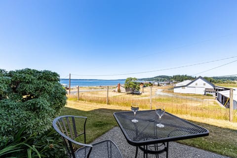 Elegant seating in the corner with stunning views all around.