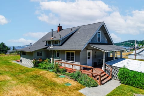 Perspective view of the house.