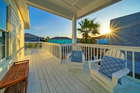 Always Sunny by AvantStay | Winter Discount Rates | Pool & Putting Green! House in Port Aransas