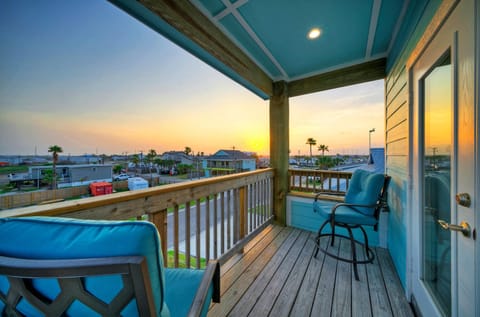 50 Shades of Blue by AvantStay | View+Boat Parking House in Port Aransas