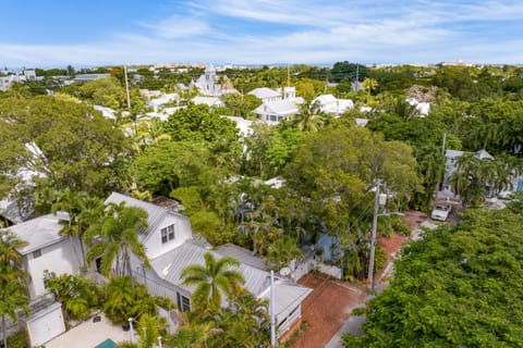 5-minute drive to Fort Zachary Taylor Historic State Park.
