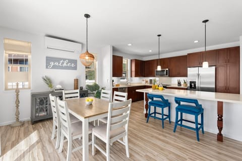 Open layout throughout the dining area and fully equipped kitchen.