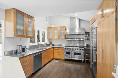 Modern kitchen to whip up a gourmet meal for your group. Commercial grade range & ovens!