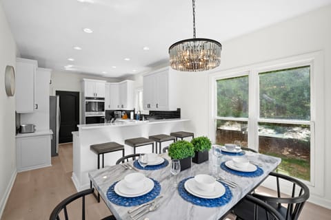 Eat in kitchen area seating 6 with four bar stools.