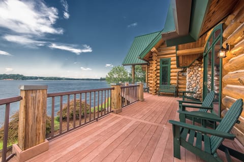 Azalea Retreat invites you to two luxury escapes on Lake Norman.