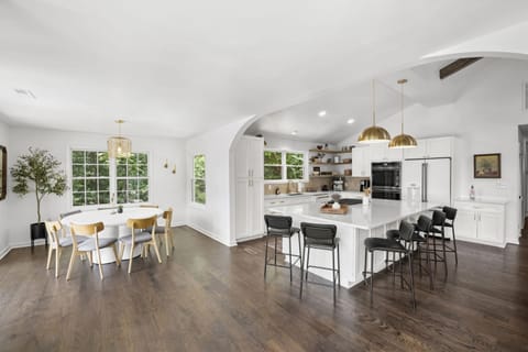 Expansive kitchen & dining space for everyone.