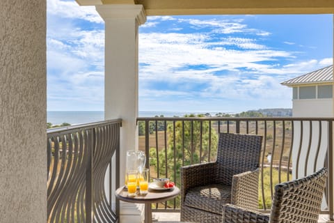 Enjoy breakfast on the balcony.