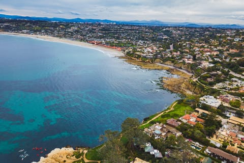 6-minute walk to La Jolla Cove.