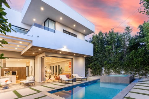 Experience LA luxury.