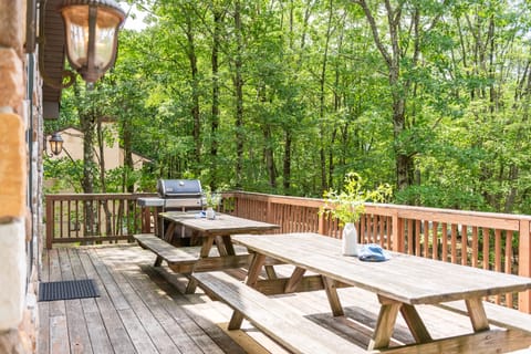 Spacious deck featuring al fresco dining and BBQ grill.