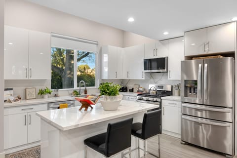 Pull up a stool at the kitchen counter for casual dining and great conversation.