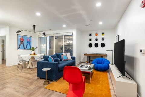 Carter suites boast in-unit laundry, fully equipped kitchens, and streaming TVs.