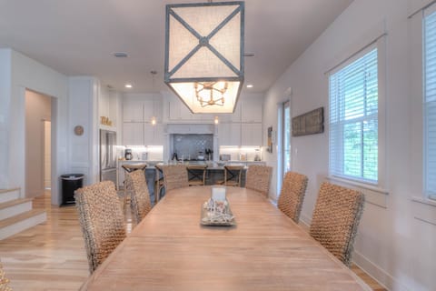 Dunn Inn 2 by AvantStay | Walk to Beach, Pool Access, Sleeps 17! House in Rosemary Beach