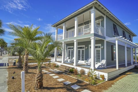 All Decked Out by AvantStay | Pool & Private Beach Access, Bikes Provided House in Rosemary Beach