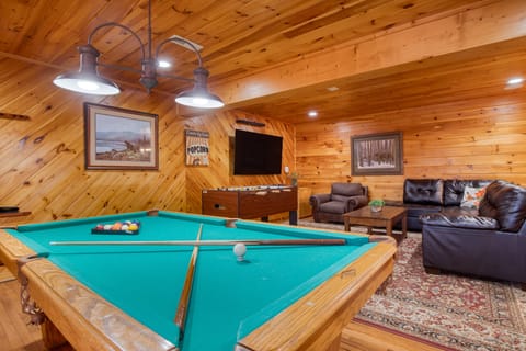 Living room features a fireplace and a TV.