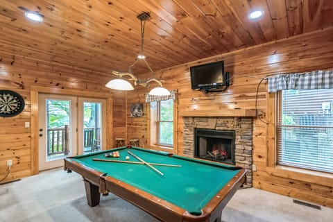 Enjoy hours of fun with this high-quality pool table.