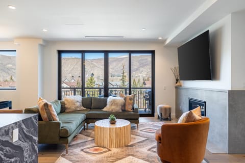 Expansive views of the surrounding mountains.