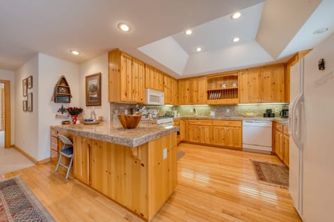 Spacious and fully equipped kitchen, perfect for home-cooked meals.