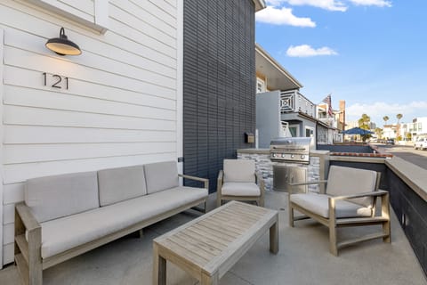 Outdoor living and BBQ grill (Unit A)