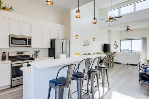 Pull up a stool at the kitchen counter and enjoy casual dining and conversations. (Strand Way A)