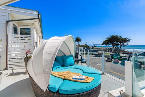 Step out onto the balcony and soak in the fresh air—your perfect spot to relax and unwind!