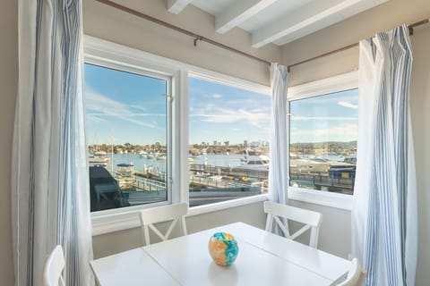 Cozy breakfast nook with a view. (Edgewater A)