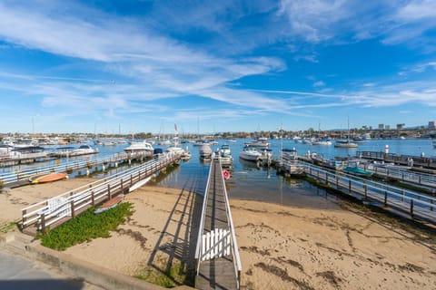 Scenic boardwalk leading straight to the water. (Edgewater A)