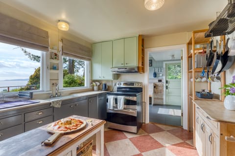 Stylish and functional kitchen.