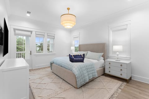 King bed, balcony access.