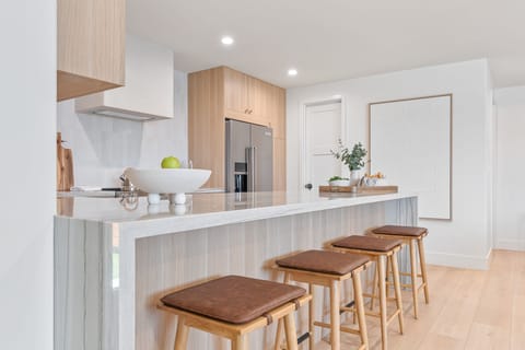 Casual dining made easy at the kitchen counter.