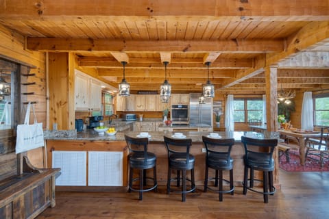 Enjoy casual dining at the kitchen counter. (Big Bear Lodge)