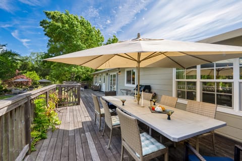 Deck with al fresco dining table, BBQ grill, and seating.
