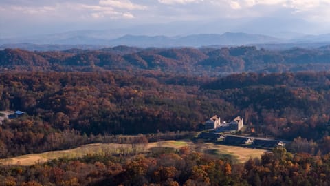 Experience Smoky Mountains, AvantStay style.