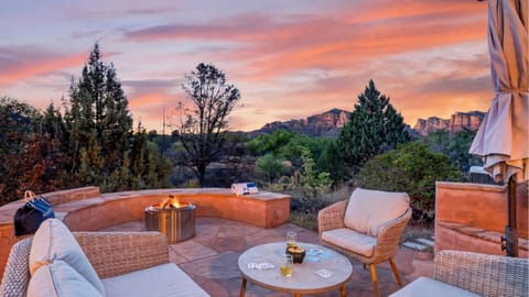 Gather around the fire pit and take in Sedona’s glowing red rock views as the sun sets over the landscape.