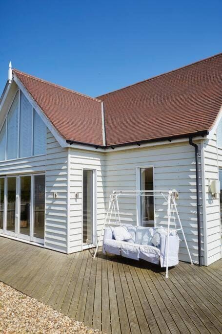 Exclusive Beachfront Holiday Home in Thorpeness House in Leiston