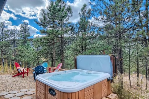 New Dream A-Frame in the Woods, Hot Tub, Fire Pit, Ping-Pong, Ideal Location, Fun Casa in Green Mountain Falls
