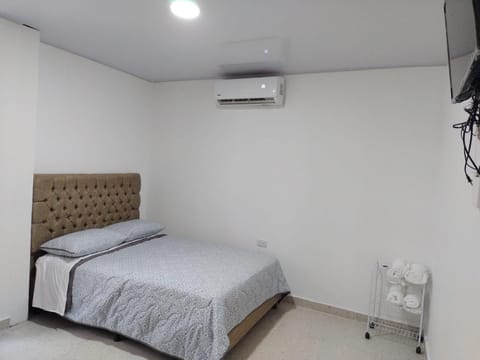 Bed, TV and multimedia, Photo of the whole room, Bedroom, air conditioner