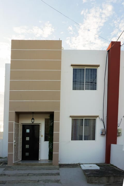 Casa Familiar con Piscina en Urbanización privada Haus in Manta