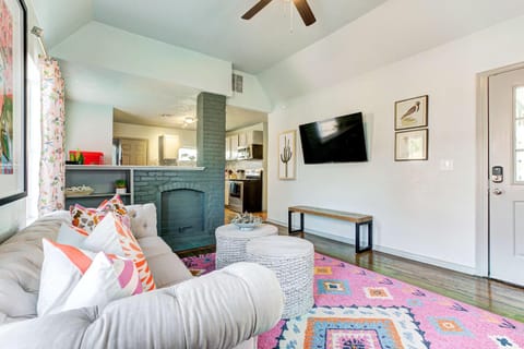 Snuggle Inn - satisfy your wanderlust in Central NW OKC Haus in Oklahoma City