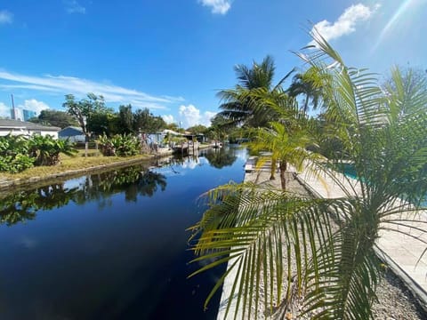 Tarpon Harbor 1 - Waterfront pool home near beach & downtown Las Olas Apartment in Fort Lauderdale