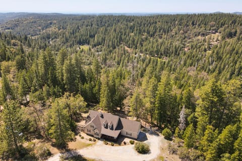 Secluded Pioneer Escape with Furnished Decks and Grill House in Calaveras County