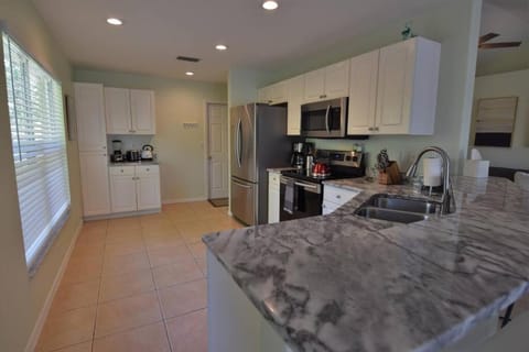 Florinda 3bdr/2bth 2car garage with New Pool House in Sarasota