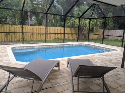 New England 3bd 2bt Home Heated Pool Close to Siesta Haus in Gulf Gate Estates