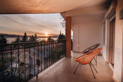 Balcony/Terrace, Lake view, Sunset